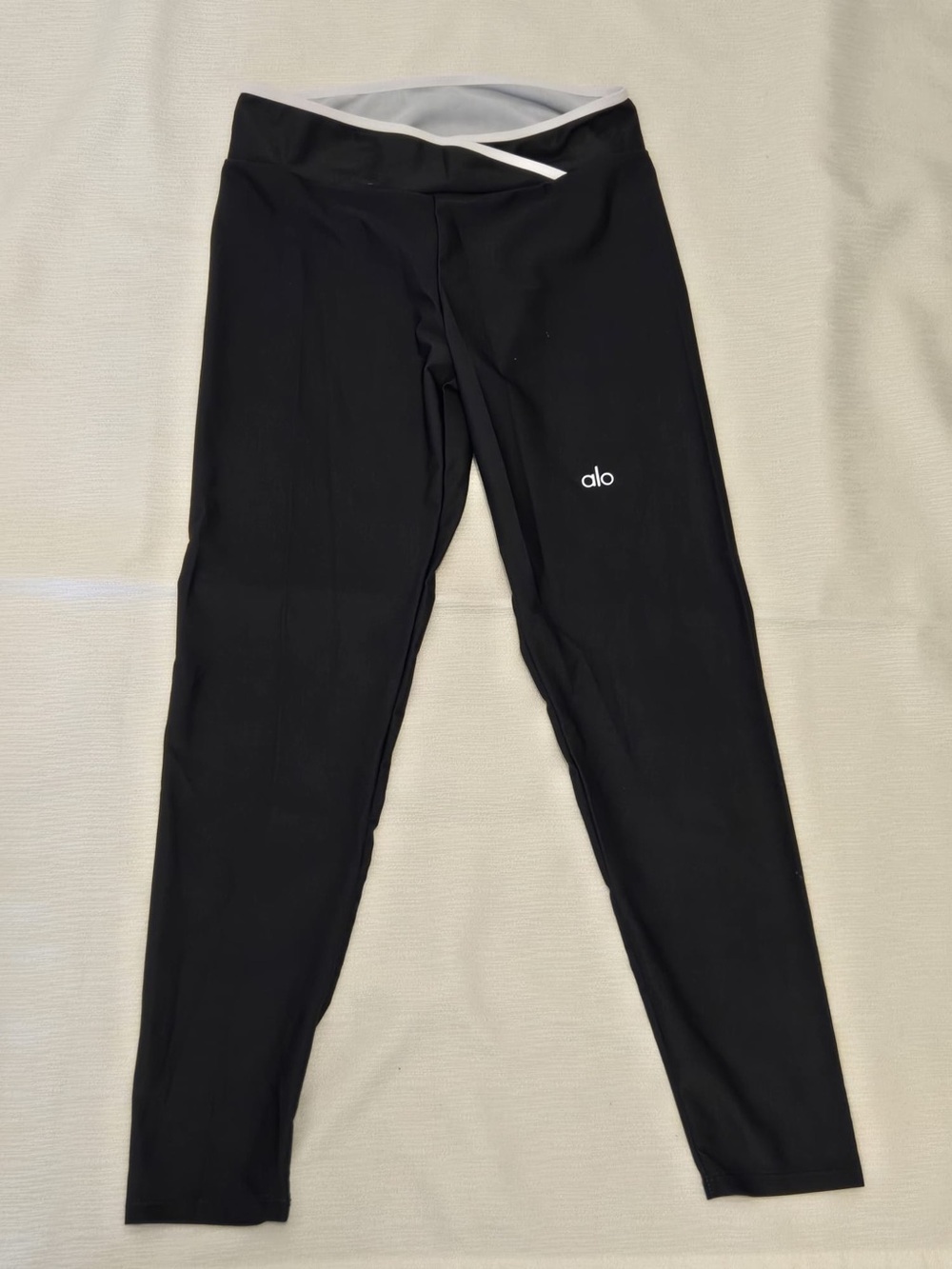 Yoga Black Women’s Slim Everyday Leggings with White Waistband Trim